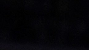 LeBron James ataca la canasta rodeado de Nuggets de Denver en el juego 3.