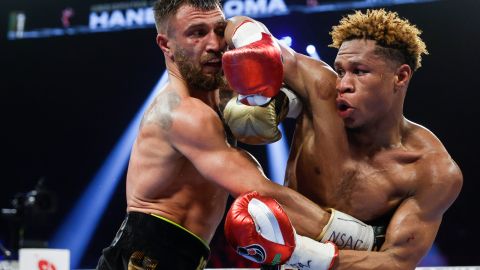 Devin Haney (d) vs. Vasyl Lomachenko (i) el pasado sábado 20 de mayo de 2023 en Las Vegas.