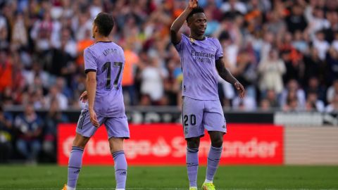 Vinícius Junior con el Real Madrid encarándose con la afición del Valencia.