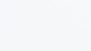 Michael Block celebra con el trofeo Low Club Professional después de la ronda final del Campeonato PGA 2023 en Oak Hill Country Club.