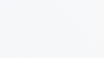 Michael Block celebra con el trofeo Low Club Professional después de la ronda final del Campeonato PGA 2023 en Oak Hill Country Club.