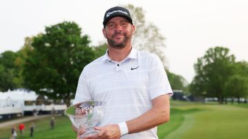 Michael Block celebra con el trofeo Low Club Professional después de la ronda final del Campeonato PGA 2023 en Oak Hill Country Club.