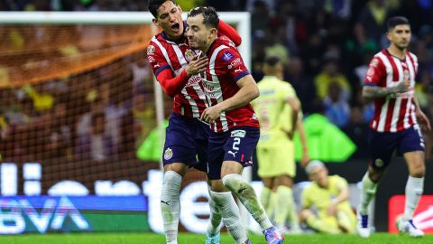 Alan Mozo y Jesús Orozco celebrando gol ante Club América en el Estadio Azteca.