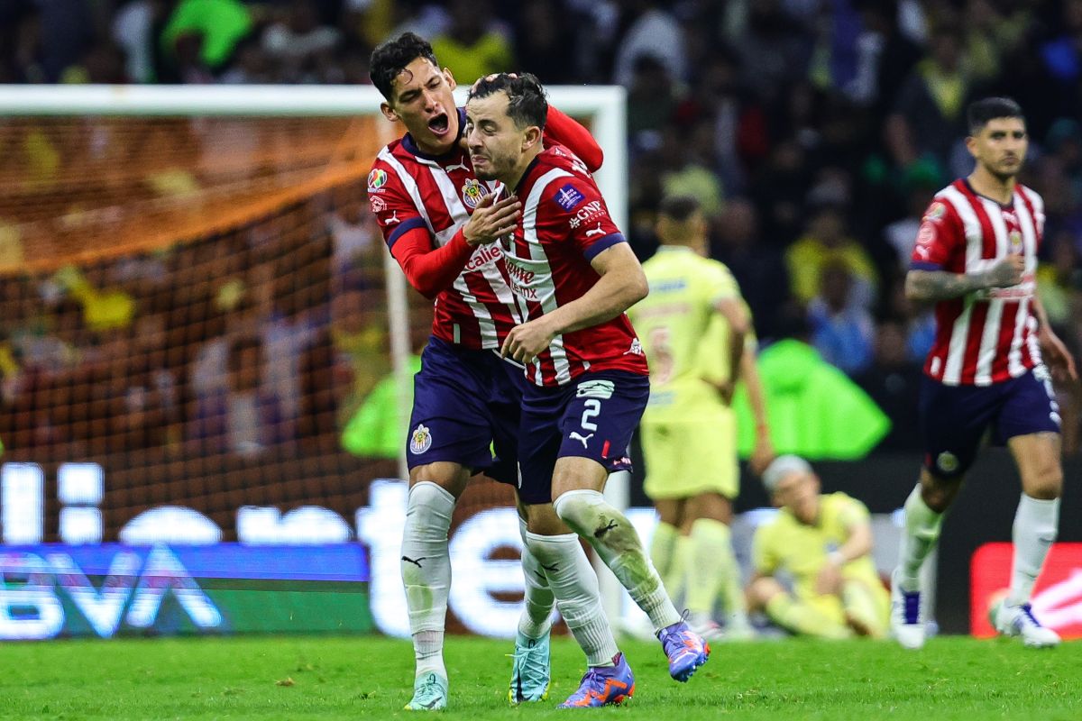 Alan Mozo y Jesús Orozco celebrando gol ante Club América en el Estadio Azteca.