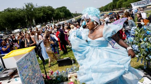 Montana prohíbe que artistas drag lean a niños en las escuelas y bibliotecas