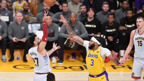 Jamal Murray tira por encima de Anthony Davis en el cuarto juego de la serie entre Lakers y Nuggets.