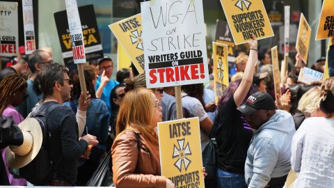 Miembros de Writers Guild of America (WGA) East participan en un evento de la huelga ante las oficinas de NBCUniversal en Nueva York.