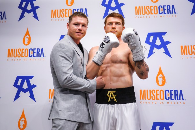 Canelo Álvarez posa junto a su figura de cera - Agustin Cuevas/Getty Images