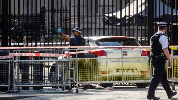 VIDEO: automóvil se estrelló en las puertas de Downing Street, residencia del primer ministro británico