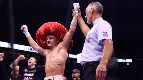 Leigh Wood celebra su triunfo en Manchester sobre Mauricio Lara con el sombrero que éste le había regalado.