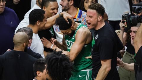 Derrick White celebrando.