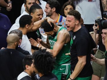 Derrick White celebrando.