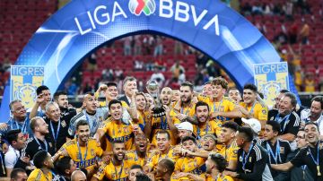 ZAPOPAN, MEXICO - MAY 28: Guido Pizarro of Tigres lifts the champions trophy after the final second leg match between Chivas and Tigres UANL as part of the Torneo Clausura 2023 Liga MX at Akron Stadium on May 28, 2023 in Zapopan, Mexico. (Photo by Refugio Ruiz/Getty Images)