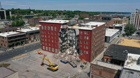 Rescatan a una mujer ilesa 24 horas después del derrumbe parcial de un edificio en Iowa