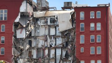 Tras derrumbe en edificio de Iowa, aún hay 5 desaparecidos, sospechan que 2 siguen bajo los escombros