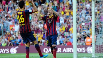 Lionel Messi y Sergio Busquets en el FC Barcelona celebrando gol.
