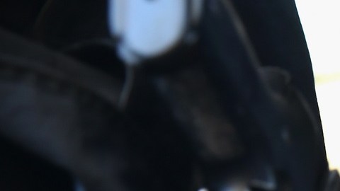 Los inmigrantes que agredan a policías podrían ser deportados, según nuevo proyecto de ley.
