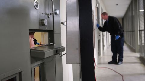 Aún así, investigación no tiene los datos de inmigrantes en solitaria en centros de detención de ICE.