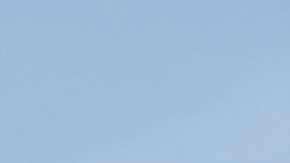 La foto muestra una graduación escolar.