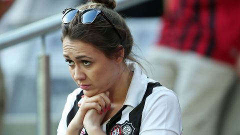 Mujer disfrutando de un partido entre Sport Recife y Atletico-PR.