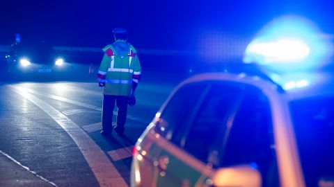 VIDEO: momento en que un policía evita que un vehículo a toda velocidad lo golpee en autopista de Virginia