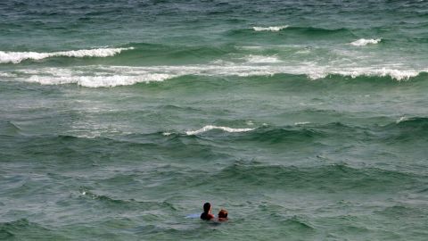 Niña de 13 años luchó contra un tiburón en una playa de Florida después de ser mordida en el estómago