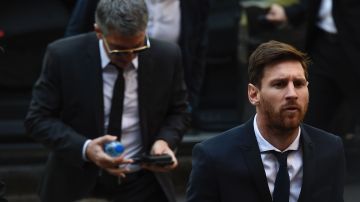 Lionel Messi (d) y en el fondo su padre y representante, Jorge Messi (i).