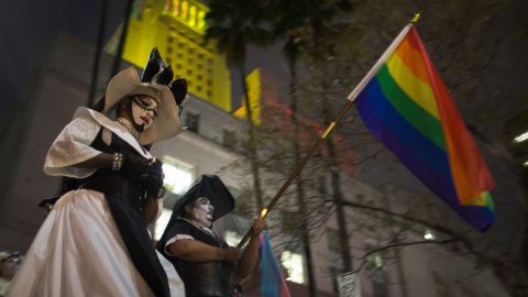 Integrantes de la organización Hermanas de la Perpetua Indulgencia durante una manifestación en Los Ángeles en 2016.