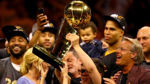 Nick Gilbert levanta el trofeo Larry O'Brien en el 2016.