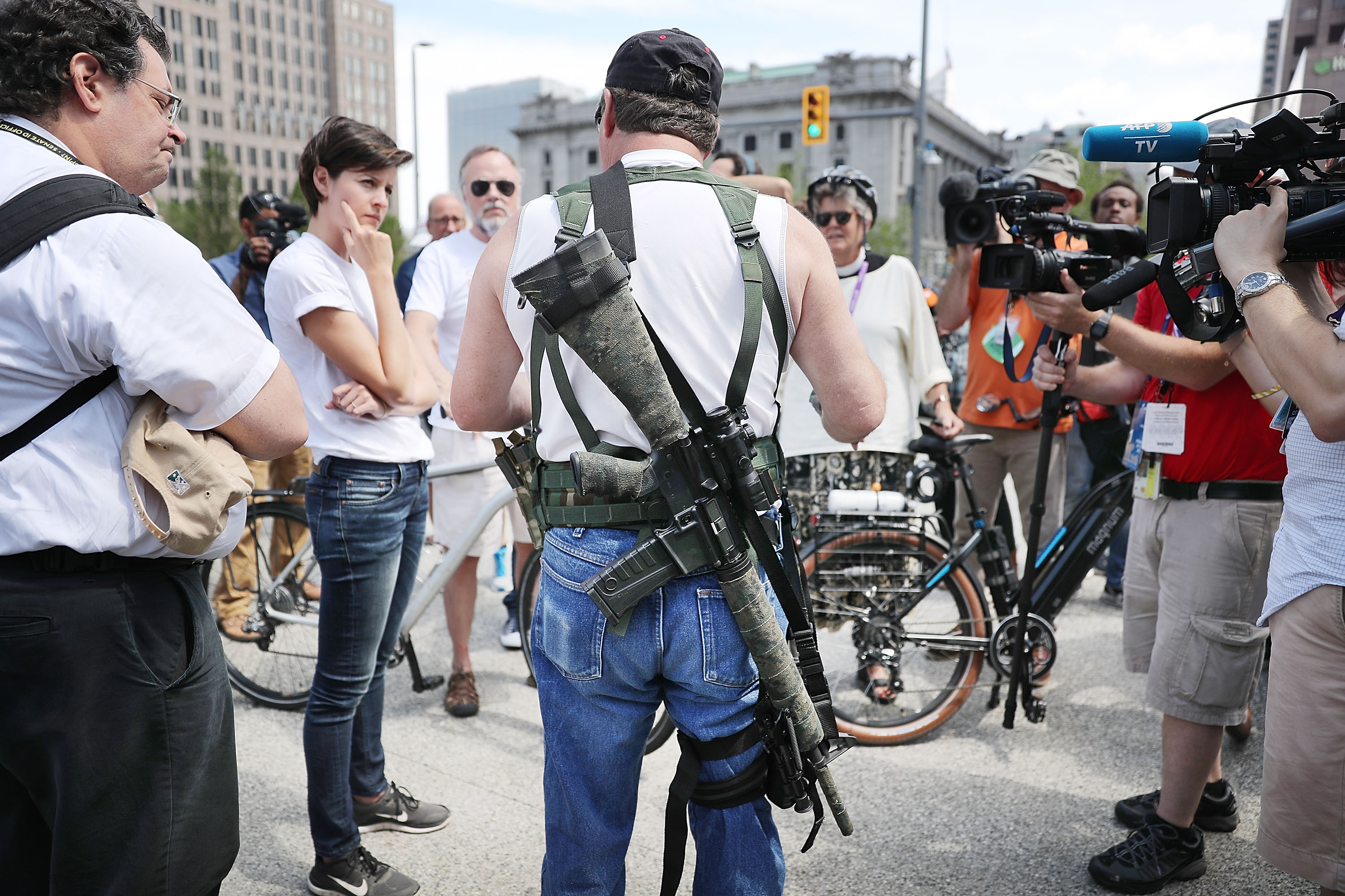 La foto de archivo muestra al miembro de un grupo que defiende el porte irrestricto de armas de fuego.