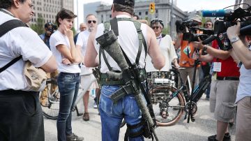 La foto de archivo muestra al miembro de un grupo que defiende el porte irrestricto de armas de fuego.