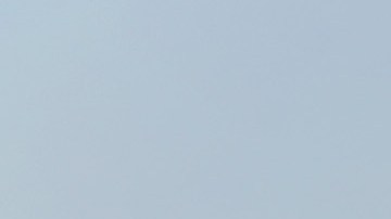 Un agente de CBP detiene el tráfico mientras los inmigrantes son deportados por un puente internacional a México, en esta foto de archivo.