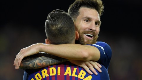 Lionel Messi celebrando gol con Jordi Alba en el FC Barcelona en 2017.