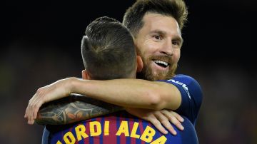Lionel Messi celebrando gol con Jordi Alba en el FC Barcelona en 2017.