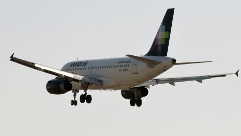 VIDEO: Tormenta siembra terror dentro de avión en México, mientras granizo rompe parabrisas