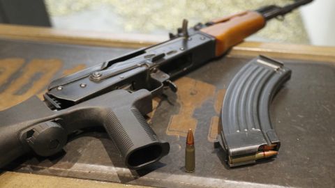 A un año de Uvalde, arrestan a hombre en preescolar de Virginia con un AK-47 oculto en su auto