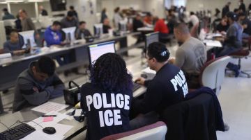 EE.UU. monitoreará con grillete electrónico a familias detenidas en la frontera y sujetas a toque de queda