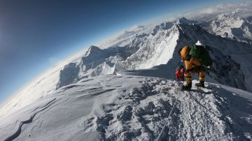 Un estadounidense murió mientras escalaba el Monte Everest