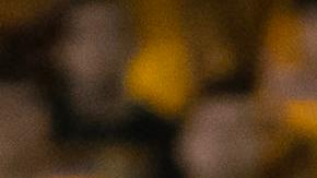 Hector Moreno (i) y Luis Romo (c) de Rayados reclaman al árbitro Fernando Guerrero una jugada contra Tigres.