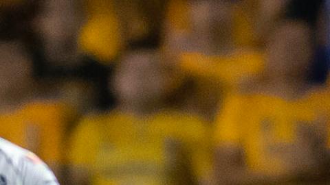 Hector Moreno (i) y Luis Romo (c) de Rayados reclaman al árbitro Fernando Guerrero una jugada contra Tigres.