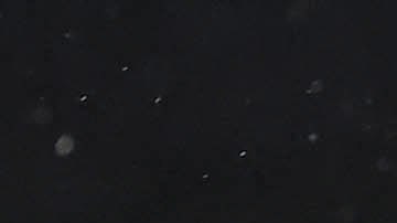 Henry Martín disputando un balón contra jugadores del Atlético San Luis.