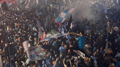 Hinchas del Napoli toman las calles de la ciudad para celebrar el Scudetto.