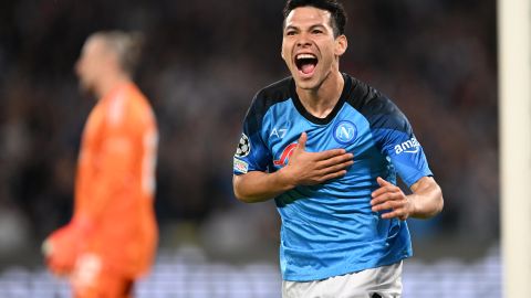 Hirving Lozano vistiendo los colores del Napoli.