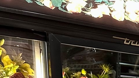 Yesenia Cortes, una madre soltera que encuentra en las flores su vocación y un medio para ganarse la vida. (Araceli Martínez/La Opinión)