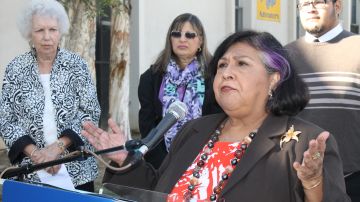 La exsupervisora Gloria Molina habla durante un evento de la iniciativa Vecindarios y Escuelas Seguras del Departamento de Libertad Condicional del condado de Los Ángeles , en agosto de 2014.