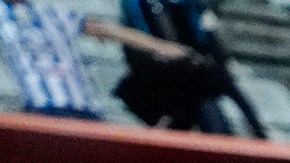 Kevin Álvarez sostiene el trofeo de campeón de la Liga MX del Apertura 2022.