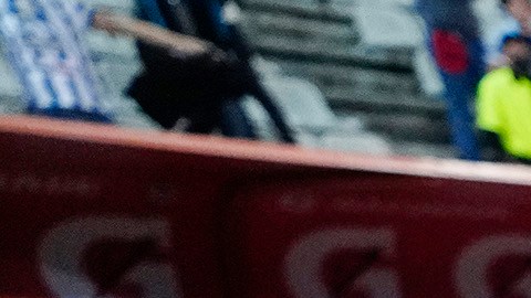 Kevin Álvarez sostiene el trofeo de campeón de la Liga MX del Apertura 2022.