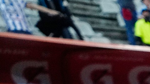 Kevin Álvarez sostiene el trofeo de campeón de la Liga MX del Apertura 2022.