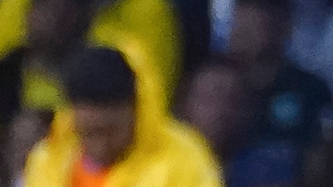 Sebastián Cáceres y Carlos Cisneros, en la disputa de un balón en el Azteca.