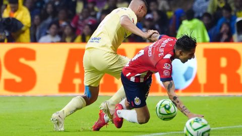 Sebastián Cáceres y Carlos Cisneros, en la disputa de un balón en el Azteca.